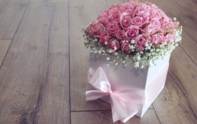 Подарочная коробка с букетом розовых роз и бантом