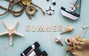 Надпись summer на голубом фоне с биноклем, компасом, морской звездой и кораблем
