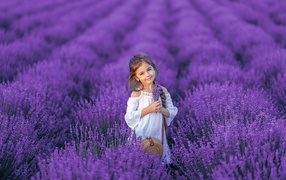 Красивая маленькая девочка на лавандовом поле 
