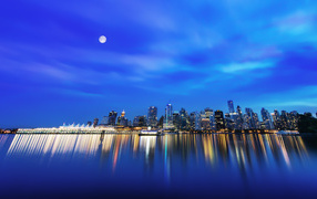 Ночной Ванкувер отражается в воде ночью, Канада