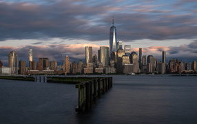 Небоскребы города Манхэттен у моря, США 
