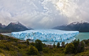 Голубой ледник Перито Морено в лучах солнца, Аргентина 