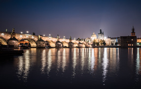 Карлов мост отражается в воде ночью,  Прага Чехия