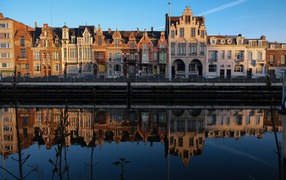 Дома отражаются в воде канала, Бельгия 