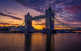 Тауэрский мост на закате в Лондоне