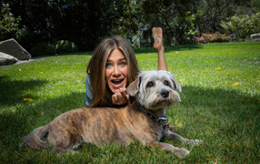 Актриса Дженнифер Энистон с собакой лежит на траве