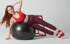 Актриса Мэделин Петш занимается фитнесом на черном мяче