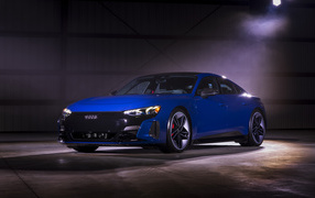 Синий автомобиль Audi E-Tron GT Quattro, 2022 года