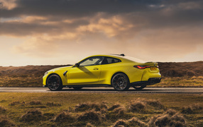 Быстрый желтый автомобиль BMW M4 Competition 2021 года