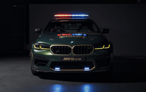 Автомобиль BMW M5 CS MotoGP Safety Car 2021 года вид спереди