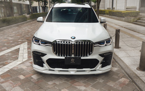 Белый автомобиль  BMW X7 XDrive35d M Sport 2021 года вид спереди