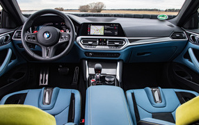 Кожаный салон автомобиля BMW M4