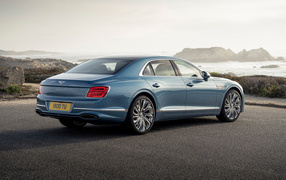 Голубой автомобиль Bentley Flying Spur Mulliner 2021 года вид сзади