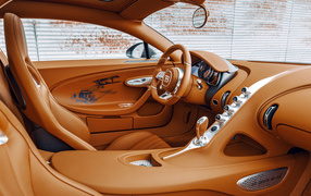 Коричневый кожаный салон автомобиля Bugatti Chiron