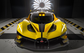 Желтый гоночный Bugatti Bolide 2022 года вид спереди