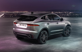 Серебристый Jaguar E-Pace R-Dynamic 2021 года на фоне ночного города