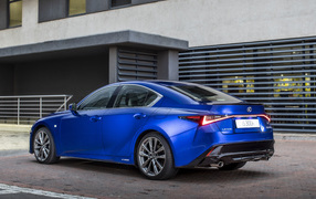 Синий автомобиль Lexus IS 300h F SPORT, 2022 года вид сзади
