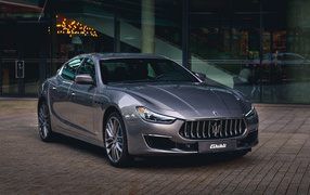 Дорогой стильный автомобиль Maserati Ghibli Hybrid GranLusso