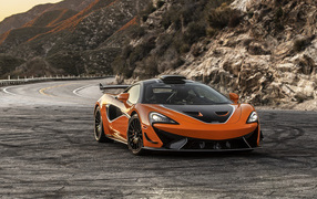 Спортивный автомобиль McLaren 620R, 2021 года в горах