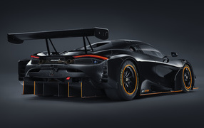 Черный спортивный автомобиль McLaren 720S GT3X 2021 года вид сзади