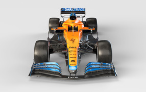 Гоночный автомобиль McLaren MCL35M 2021 года на сером фоне