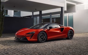 Красный спортивный автомобиль McLaren Artura 2022 года