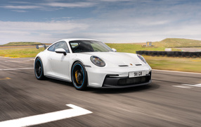 Белый автомобиль Porsche 911 GT3 PDK 2021  года на трассе