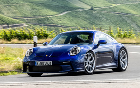 Синий автомобиль Porsche 911 GT3 Touring PDK 2021 года