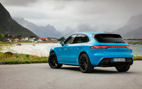Голубой автомобиль Porsche Macan 2021 года вид сзади