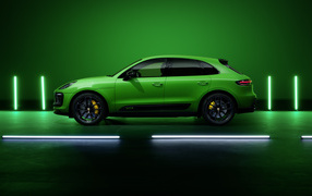 Зеленый автомобиль Porsche Macan GTS Sport Package 2021 года на фоне стены 