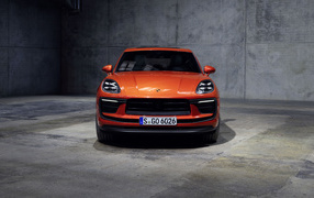 Красный Porsche Macan S 2021 года на сером фоне
