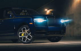 Автомобиль Rolls-Royce Cullinan Black Badge 2021 года с включенными фарами