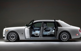 Престижный автомобиль Rolls-Royce Phantom EWB 2022 года