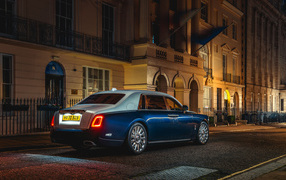 Дорогой автомобиль Rolls-Royce Phantom Extended, 2021 года вид сзади