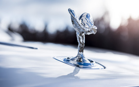 Изображение богини Ники на автомобиле Rolls-Royce Spirit Of Ecstasy