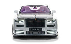 Серебристый Mansory Rolls-Royce Ghost 2021 года на белом фоне