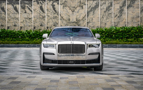 Серебристый Rolls-Royce Ghost EWB 2021 года вид спереди