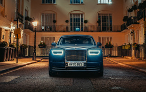 Стильный автомобиль Rolls-Royce Phantom Extended, 2021 года вид спереди