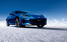 Синий автомобиль Subaru BRZ 2021 года на трассе