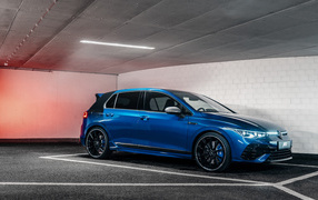 Синий автомобиль ABT Volkswagen Golf R 2021 года на парковке