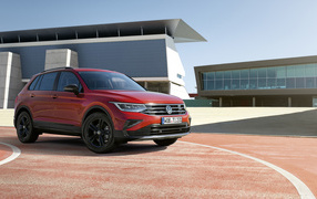 Красный внедорожник Volkswagen Tiguan Urban Sport 2021 года