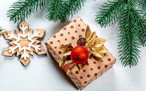Подарок, снежинка и еловая ветка на Рождество 