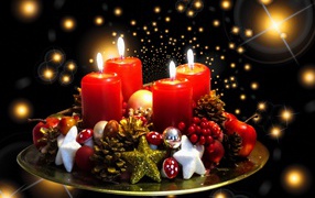 Зажженные красные рождественские свечи с украшениями