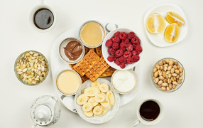 Аппетитный завтрак на белом столе