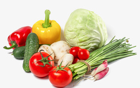 Аппетитные свежие овощи на белом фоне крупным планом