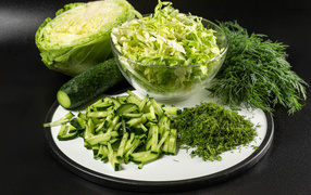 Салат с капусты на столе с огурцами и укропом 