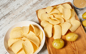 Чипсы на столе с картофелем 