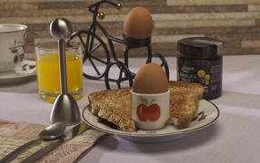 Яйца и хлеб с соком на завтрак 