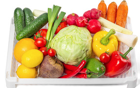 Свежие аппетитные овощи в ящике на белом фоне