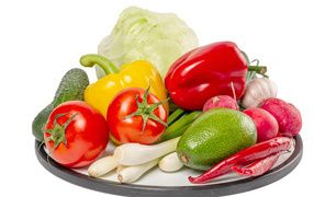 Домашние овощи  на тарелке на белом фоне
